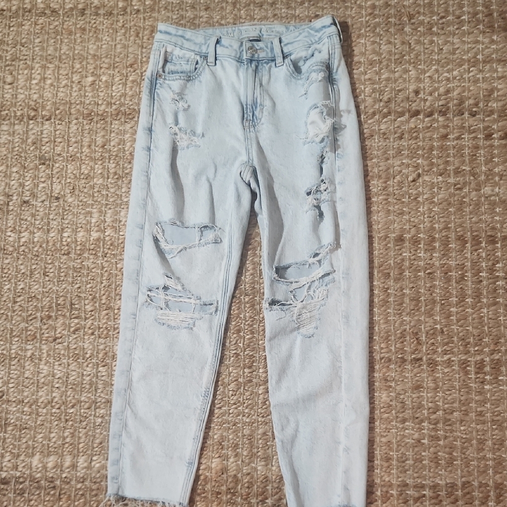 American Eagle Outfitters Light Wash Ripped Mom Fit Size 0 Ankle Jeans